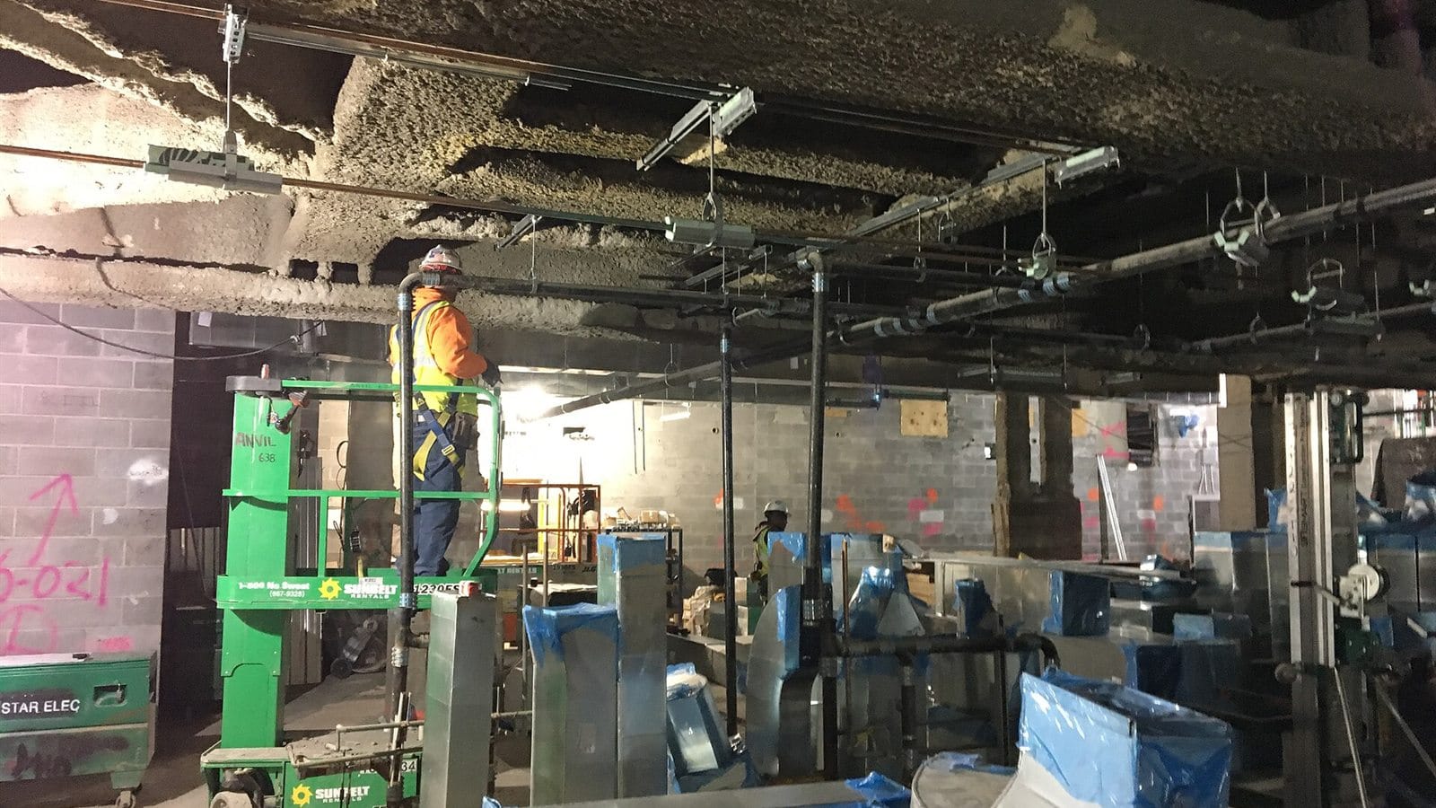 Installation de gaines de ventilation dans un bâtiment