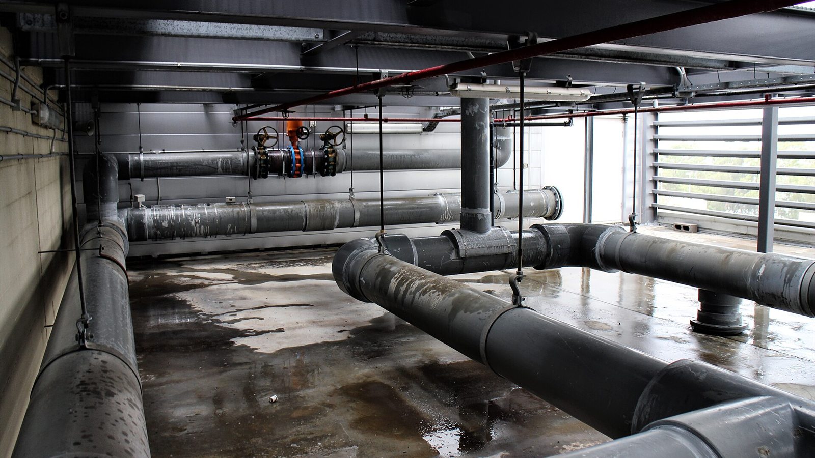 Canalisations d’un réseau hydraulique dans un local technique